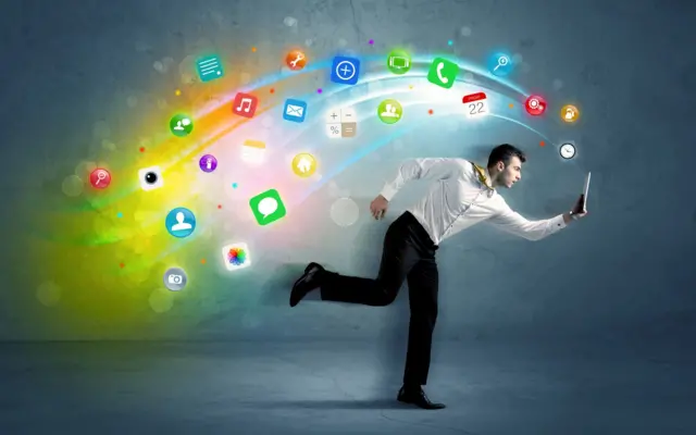 Un homme court, poursuivi par plusieurs icônes représentant des applications et d'autres plateformes.