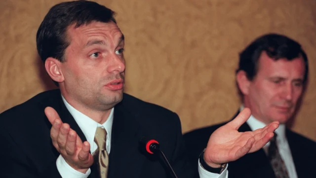 اوربانِ جوان پشت میکروفون در حال سخنرانی