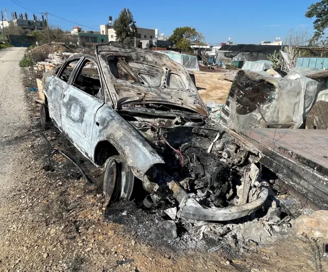 سيارة محترقة على جانب الطريق بعد هجوم لمستوطنين إسرائيليين بالقرب من قلقيلية في الضفة الغربية المحتلة 21 يناير 2025