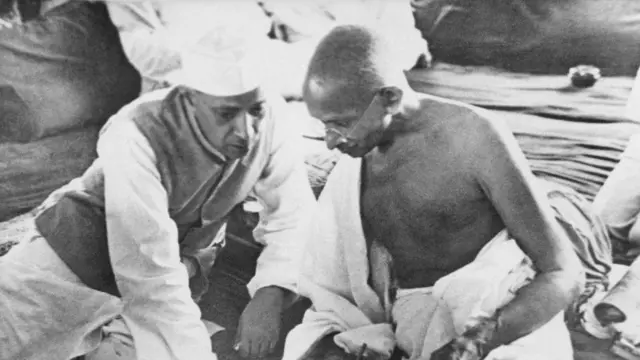 जवाहरलाल नेहरू और महात्मा गांधी 