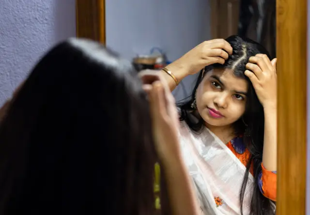 একজন ব্যক্তির প্রতিদিন ৫০ থেকে ১০০টি চুল ঝরে যেতে পারে
