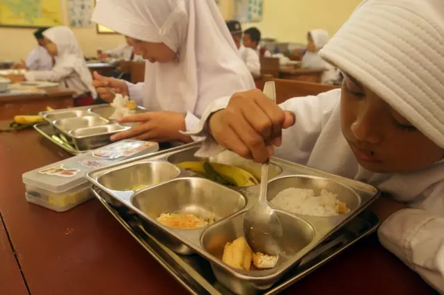 Pelajar menyantap paket menu program Makan Bergizi Gratis (MBG) di SDN 1 Babadan, Tulungagung, Jawa Timur, Selasa (26/5/2026). Pemerintah terus memperluas salah satu program prioritas tersebut untuk mendukung pemenuhan gizi peserta didik dan hingga 24 Mei 2026 telah menjangkau sekitar 62,4 juta penerima manfaat melalui 29.225 Satuan Pelayanan Pemenuhan Gizi (SPPG) di berbagai wilayah Indonesia, dengan target mencapai 82,9 juta penerima hingga akhir 2026. 