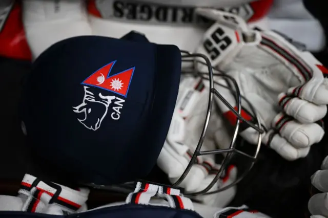 नेपाली खेलाडीका हेल्मेट र पन्जा