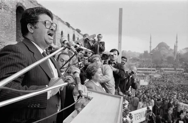 تورگوت اوزال در حال سخنرانی در یک تجمع انتخاباتی در نوامبر ۱۹۸۳