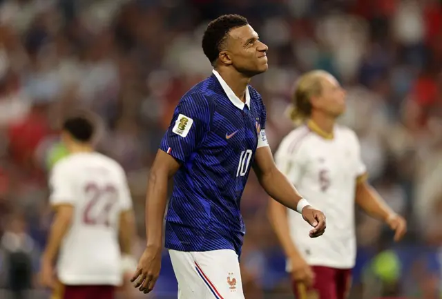 Mbappe'nin profilden çekilmiş bir fotoğrafı. Endişeli görünüyor.