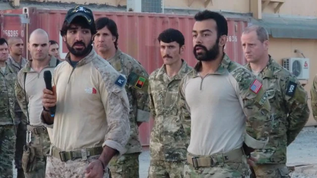 Safi askerlik arkadaşlarıyla birlikte