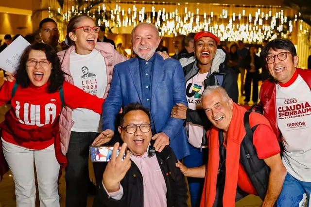 Apoiadores abraçando o presidente Lula.