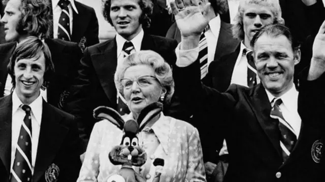 یوهان کرویف همراه با رینوس میشل و بقیه اعضای تیم ملی هلند با ملکه جولیانا دیدار کرد