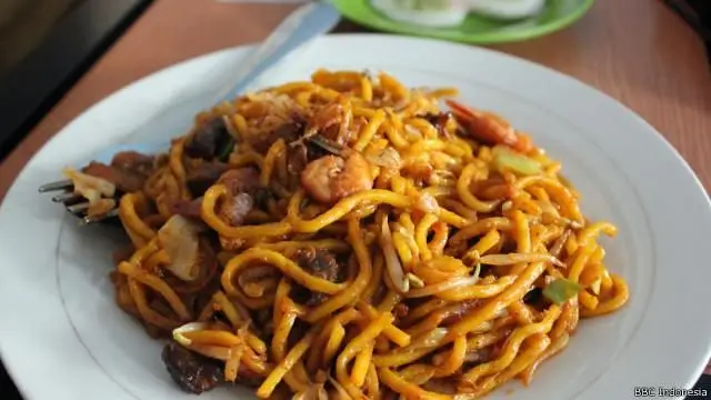 Ratna menggunakan 24 bumbu untuk membuat mi Aceh.