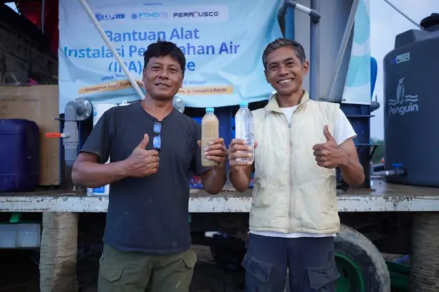 Yudo Rianto dan Adi Bowo bertugas mengoperasikan IPA Mobile ITB