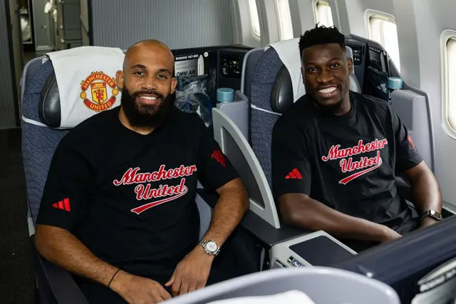 Bryan Mbeumo et Andre Onana, joueurs de Manchester United, avant leur vol pour Chicago, dans le cadre de leur tournée de pré-saison aux États-Unis, le 22 juillet 2025 à Manchester, en Angleterre.