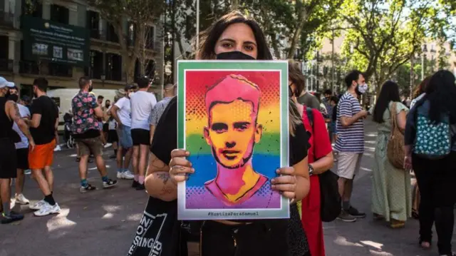 Una mujer sostiene una foto de Samuel en una concentración que pedía que se hiciera justicia.