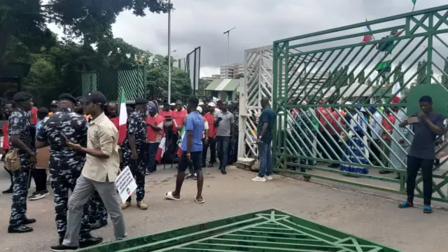 Awọn oṣiṣẹ fi ipa ja lẹkun wọle