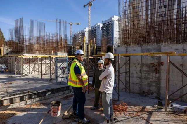 ਇਜ਼ਰਾਈਲੀ ਕੰਸਟ੍ਰਕਸ਼ਨ ਸਾਈਟ 'ਤੇ ਭਾਰਤੀ ਇੰਜੀਨੀਅਰ ਅਤੇ ਕਾਮੇ