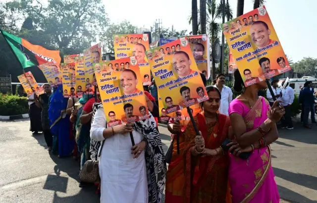 . मुंबईत योगी आदित्यनाथ यांचा रोड शो  