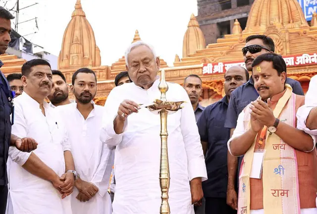 पटना में रामनवमी के दौरान राममंदिर में नीतीश कुमार