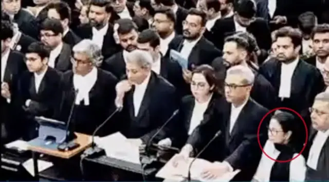 আদালত কক্ষে মমতা ব্যানার্জী (একেবারে ডান দিকে - লাল দিয়ে চিহ্নিত করা)