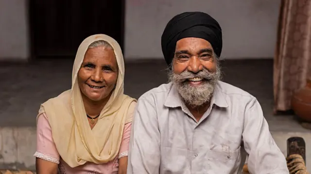 ਮੁਸਕਰਾ ਰਿਹਾ ਬਜ਼ੁਰਗ ਸਿੱਖ ਜੋੜਾ 