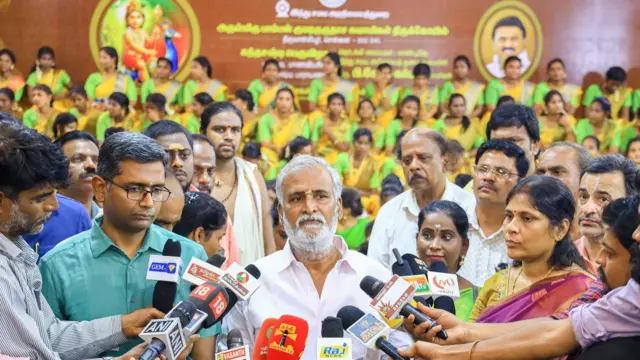 பள்ளி, கல்லூரி மாணவிகளை வைத்து கந்த சஷ்டி கவச பாராயணம்