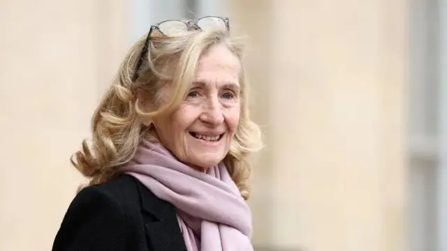 د پوهنې وزیرې نیکول بیلوبیت سرښوونکي ته د ملاتړ ډاډ ورکړی.