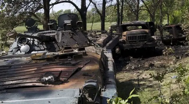 22 травня 2014 року, українська техніка на блокпосту біля Волоновахи. Видно незнятий чохол на гарматі БМП зліва