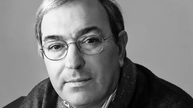 Retrato em preto e branco de Marco Ferrari, que aparece com sorriso contido