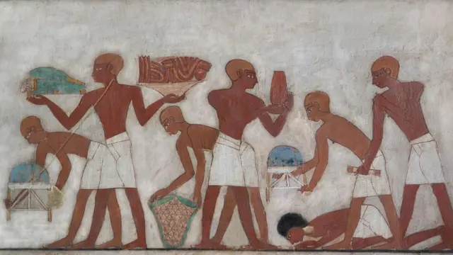 عمال يحملون متعلقات خلال موكب جنائزي من مقبرة الوزير رخمي رع