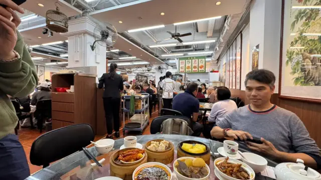 谭先生来港后去了莲香居喝早茶。