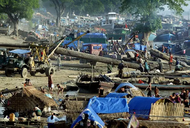 အလုပ်အကိုင် အခွင့်အလမ်းနည်းပါးပြီး စီးပွားရေး ထိခိုက်လာကြတဲ့ ဒေသခံတချို့ကလည်း တရားမဝင် သစ်ခုတ်တဲ့လုပ်ငန်းကို လုပ်ကိုင်လာကြပါတယ်။ (ပုံဟောင်း)