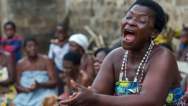 Nwaanyị na-agụ egwu