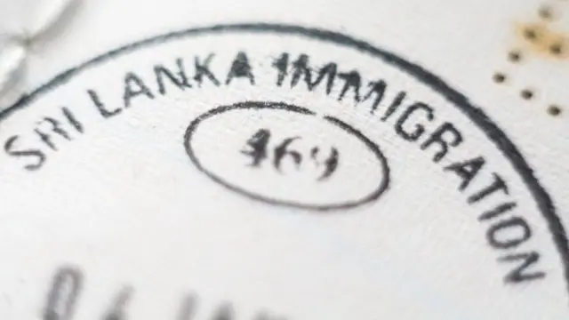 ව්‍යාජ වීසා බලපත්‍ර යොදාගෙන විදේශගතවීම උත්සහ කිරීමේ ප්‍රවණතාවයක් මේ වන විට ඇති වී ඇතැයි ඒ පිළිබඳ සොයා බැලූ බීබීසී සිංහල වෙත දැනගන්නට ලැබුණි.