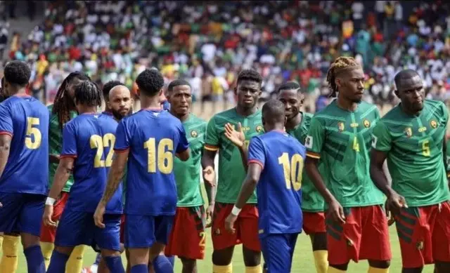 Joueurs cap verdiens et camerounais se saluent avant le coup d'envoi.