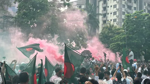 মঞ্চের সামনেই গ্যাস বেলুন থেকে আগুনের ঘটনা ঘটে