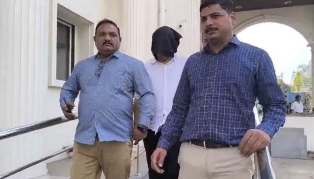 अशोक खरात याने त्या महिलेशी दैवी शक्ती असल्याचा दावा करत विश्वास संपादन केला.