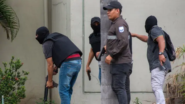 Поліція оточила будівлю телеканалу 