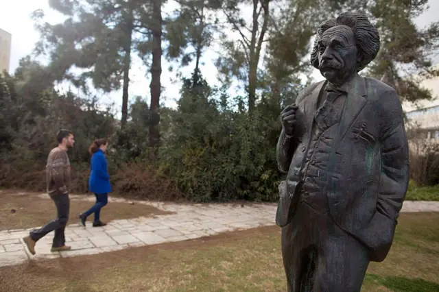 Estatua de Einstein en la Universidad Hebrea de Jerusalén
