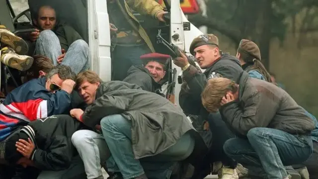 Люди ховаються від снайперського обстрілу в Сараєво, 6 квітня 1992 року