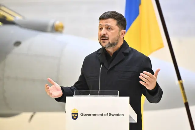 Зеленський за трибуною під час брифінгу