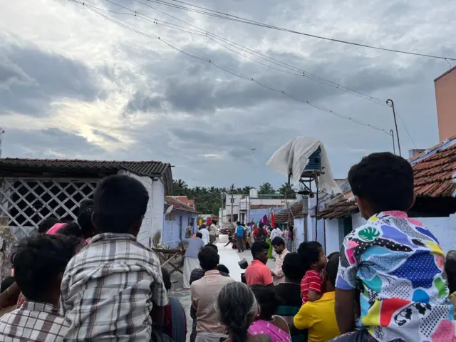 கிரமப் பகுதியில் படப்பிடிப்பு நடக்கும் காட்சி