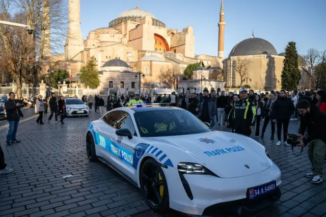 Suç örgütlerine yönelik operasyonlarda ele geçirilip daha sonra polis tarafından kullanılan lüks araçlar