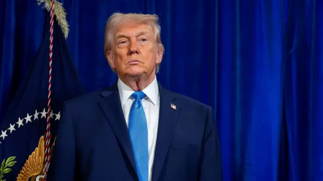 ABD Başkanı Donald Trump bir basın toplantısı sırasında takım elbiseli.