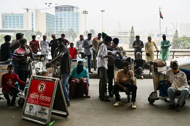 ফ্লাইট বাতিল হওয়ায় ঢাকার শাহজালাল আন্তর্জাতিক বিমানবন্দরে বাইরে মধ্যপ্রাচ্যগামী যাত্রীদের অপেক্ষায় থাকতে দেখা গেছে