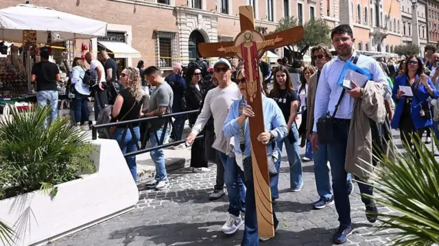 Msururu wa mahujaji ulirudi St Peter's
