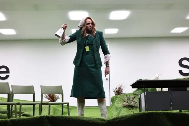 غويندولين كريستي في مشهد من مسلسل "سيفيرانس"