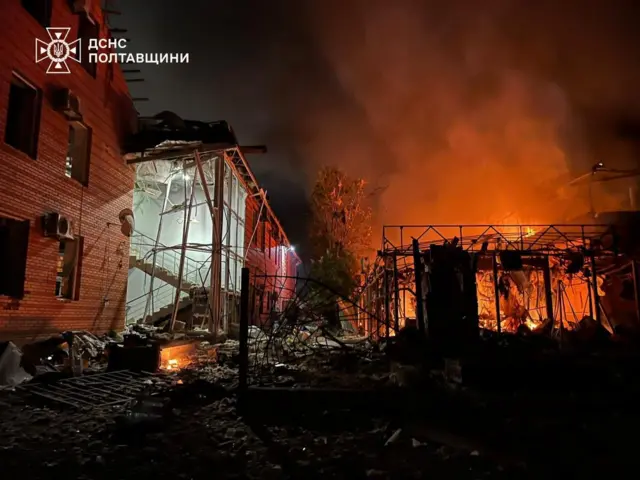 တိုက်ခိုက်မှုတစ်ခုဖြစ်အပြီးမှာ မြင်ရတဲ့ မီးလောင်နေတဲ့အဆောက်အဦအချို့