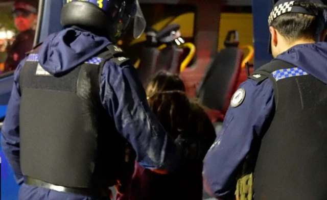 Policiais vistos de costas