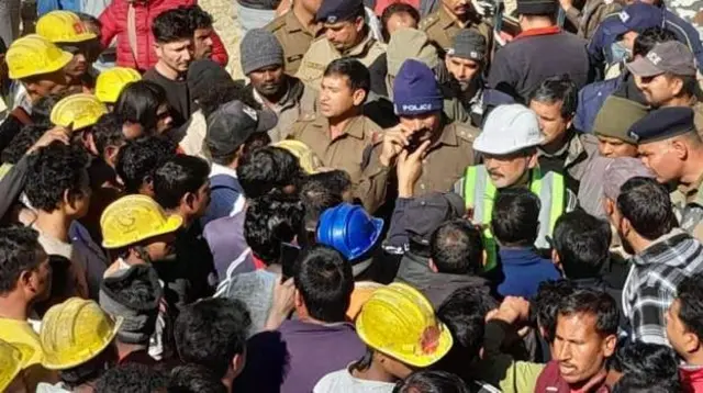 সুড়ঙ্গের বাইরে অপেক্ষারত পরিজন ও কর্মীরা বিক্ষোভ দেখান বুধবার 