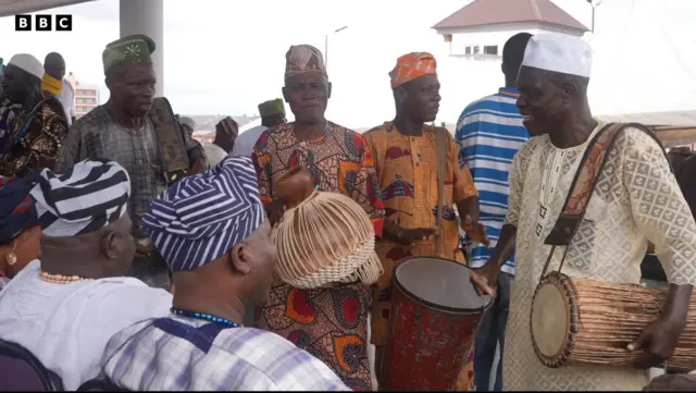 Ayanyẹmi n lu ilu fun awọn ọtọkulu kan.