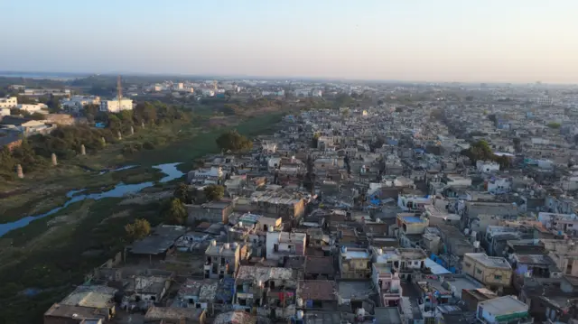 જંગલેશ્વરમાં કેટલાંક મકાનો આજી નદીના કાંઠા પર ઊભા છે