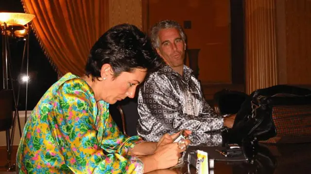 Foto de Ghislaine Maxwell com Epstein divulgada pelo governo dos Estados Unidos